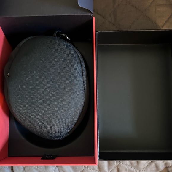 Beats by Dre Solo 3 Wireless Everyday On Ear Headphones Rose Gold - Picture 2 of 3